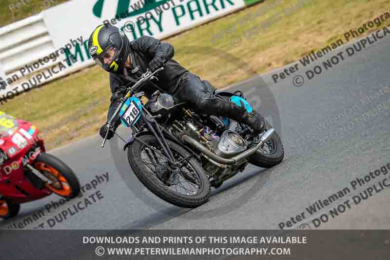Vintage motorcycle club;eventdigitalimages;mallory park;mallory park trackday photographs;no limits trackdays;peter wileman photography;trackday digital images;trackday photos;vmcc festival 1000 bikes photographs